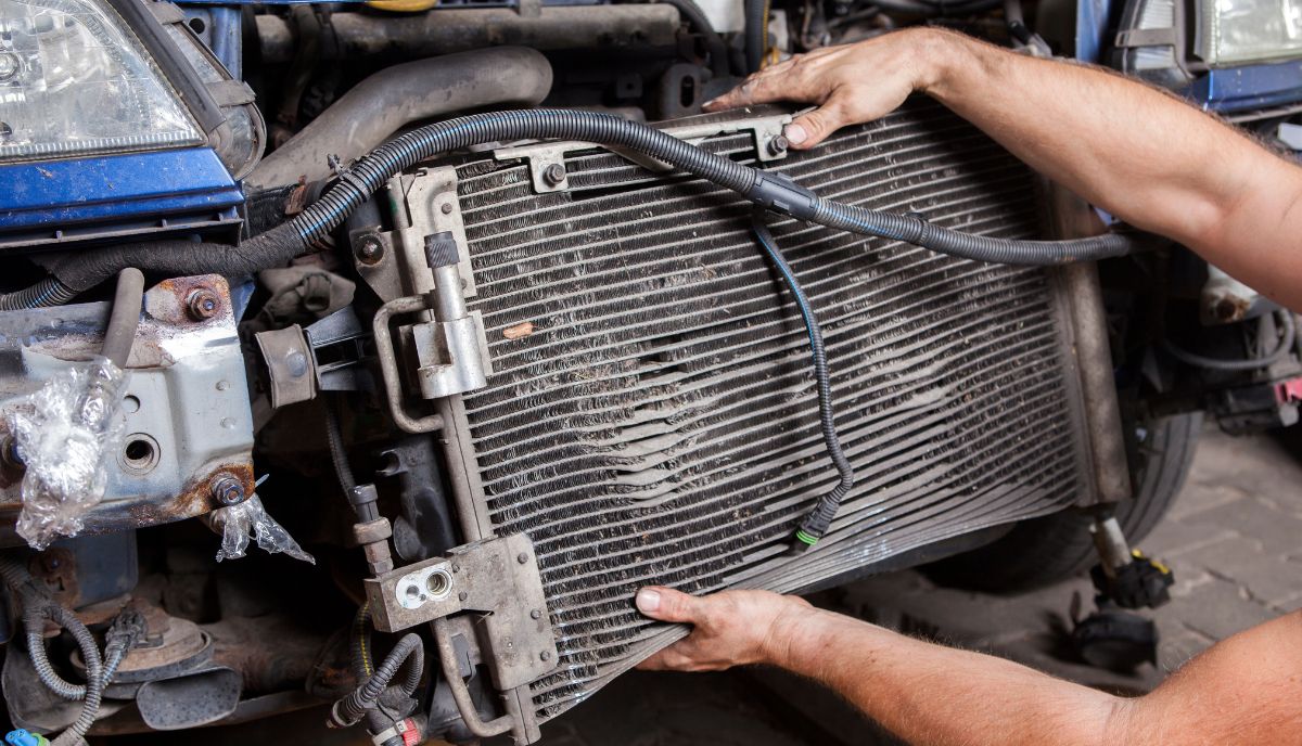 7 Reasons Coolant Reservoir Is Full, But Radiator Is Empty VehicleChef